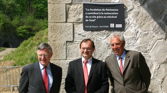 Monsieur le Maire et les reprsentants de la Fondation Total et la Fondation du Patrimoine  l'inauguration du Fort